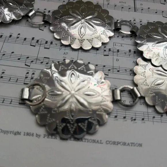 Silver Floral Link Belt - Picture 4 of 9